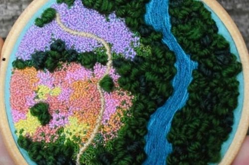 Η γυναίκα που κεντούσε σε στρογγυλά τελάρα τη γη από ψηλά: Το google earth συναντάει τη χειροτεχνία 