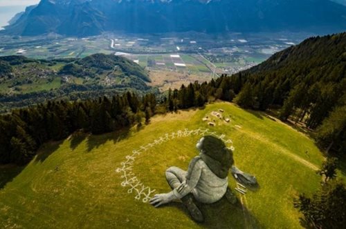 «Ένας κόσμος με περισσότερη αλλυλεγγύη και ανθρωπιά»: To συγκινητικό γκράφιτι στις Άλπεις