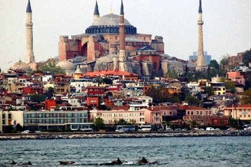 Πρώτη φορά ο Βόσπορος είναι τόσο ήσυχος. Τα δελφίνια κάνουν βουτίες σε καταγάλανα νερά