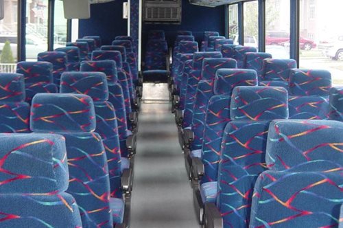 Ξέρεις γιατί τα καθίσματα στα Μέσα είναι πάντα πολύχρωμα; 