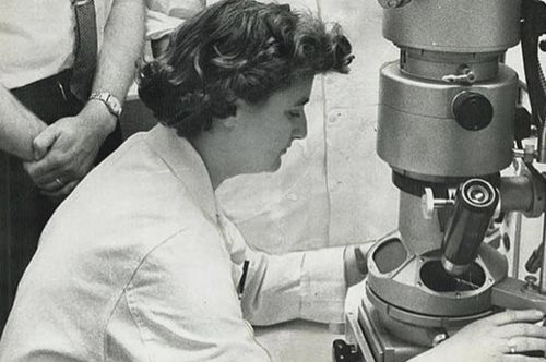 Η συναρπαστική ιστορία της γυναίκας που ανακάλυψε τον πρώτο κορονoϊό- Εγκατέλειψε το σχολείο στα 16