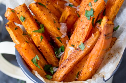 Γλυκοπατάτες-ραβδάκια στον φούρνο με μπαχαρικά: Μια υγιεινή, «πονηρή» συνήθεια 