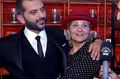 H κυρία Μαρία κλέβει ξανά την παράσταση. Η φωτογραφία του Λεωνίδα Κουτσόπουλο αγκαλιά με τη μαμά του