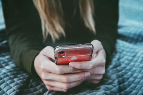 Νιώθετε μοναξιά στην καραντίνα; Το Facebook μόλις πρόσθεσε μια νέα σχετική «αντίδραση»