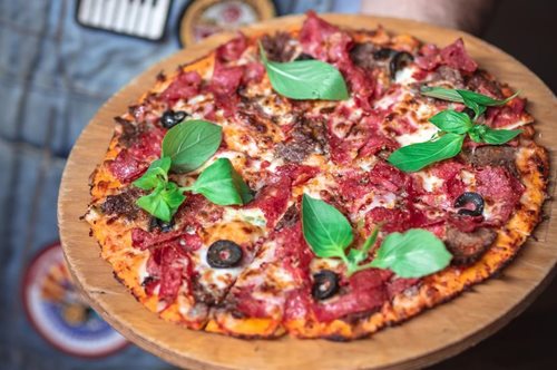 Ζυμάρι πίτσας από κουνουπίδι και τα κιλά θα πετάξουν μακριά αλλά η γεύση θα μείνει 