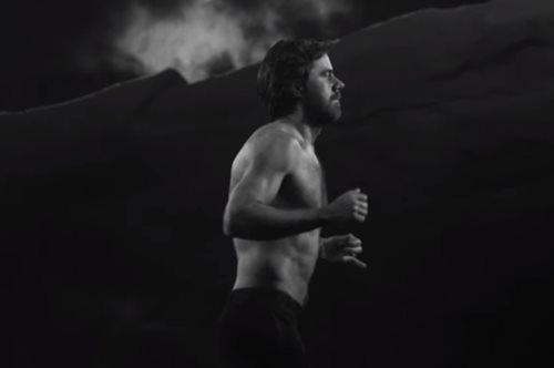 Αυτός είναι ο ημίγυμνος άνδρας που πρωταγωνιστεί στο videoclip του Utopia Land