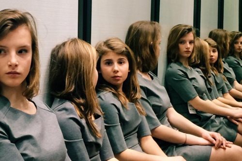 Μπορείς να διακρίνεις πόσα κορίτσια είναι στην φωτογραφία;