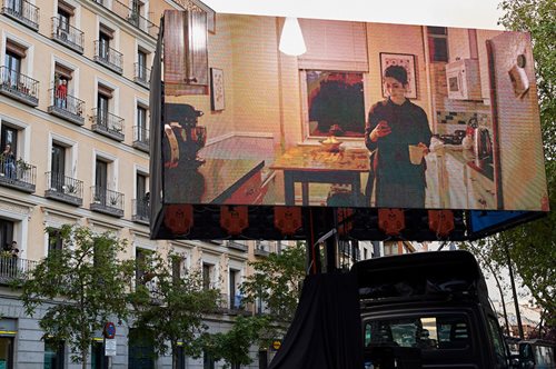 Τα κινητά, θερινά σινεμά της Μαδρίτης μετακινούνται κάθε βράδυ σε άλλη γειτονιά της πόλης