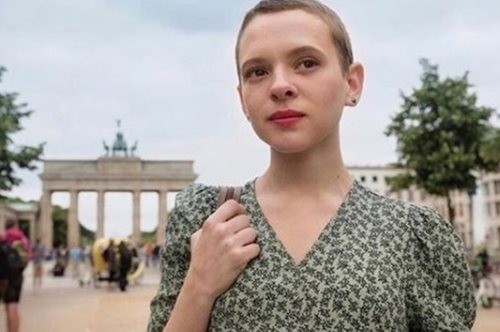 Όσα δεν ξέραμε για την 24χρονη, μικροκαμωμένη πρωταγωνίστρια του Unorthodox