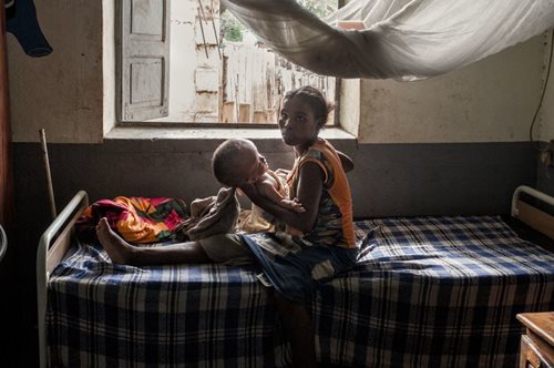 Mafi Dove: Σε αυτό το χωριό δεν επιτρέπεται στις γυναίκες να γεννήσουν τα παιδιά τους