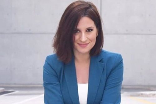 «Να, εδώ. Καθόμαστε με τη νεολαία»: Η ανάρτηση της Νίκης Λυμπεράκη με τη φουσκωμένη κοιλίτσα της