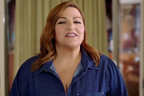 Τέλος ο Παπαδόπουλος- Η Βίκυ Σταυροπούλου είναι το νέο πρόσωπο της καμπάνιας για την μάσκα