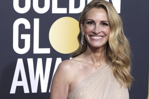 «Εγώ που δεν θα πάω στο Met Gala»: H Tζούλια Ρόμπερτς φόρεσε την τουαλέτα της μέσα στο σπίτι