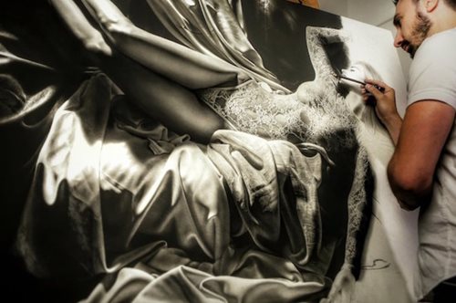 Καλλιτέχνης δημιουργεί ακραία ρεαλιστικούς πίνακες με τις τεχνικές των Ραφαήλ και Καραβάτζιο