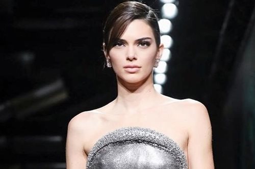 H Κένταλ Τζένερ λάνσαρε σειρά από T-shirt για να ενισχυθούν μη προνομιούχες κοινωνικές ομάδες