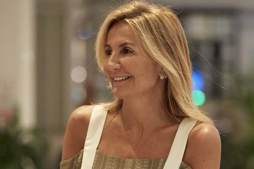 Κομψές και μινιμαλιστικές: Η Mαρέβα Μητσοτάκη ποζάρει με την προστατευτική μάσκα του Zeus +Dion 