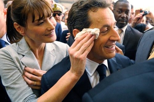 Eκείνη τον έχει στο κινητό ως «Νικολά, αγάπη μου», εκείνος ζηλεύει ακόμα και τη σκιά της