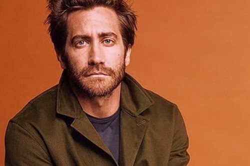 Ο Τζέικ Τζίλενχαλ κάνει καντάδα στη γειτόνισσά του εν μέσω καραντίνας