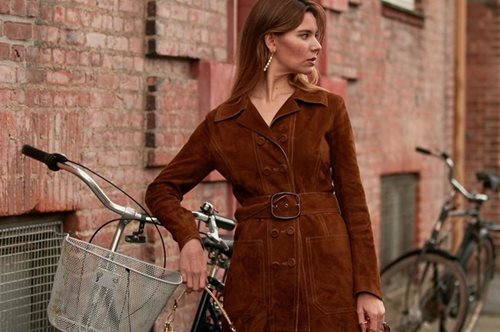 Όταν έχεις περάσει τα 40: Αυτά είναι τα παπούτσια που λειτουργούν πραγματικά σωστά με μίντι φόρεμα 