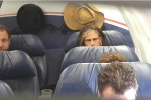 Τι κάνουν οι celebrities την ώρα της πτήσης τους; Αστείες φωτογραφίες που έγιναν viral 