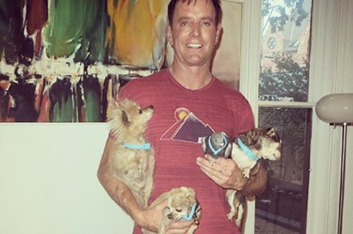 Ο άνδρας που αφιερώνει τη ζωή του στην υιοθεσία «άστεγων» σκύλων