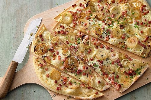 Φλάμκουχεν, το κλασικό αλσατικό έδεσμα που μοιάζει με πίτσα αλλά είναι πιο ελαφρύ και πιο τραγανό 