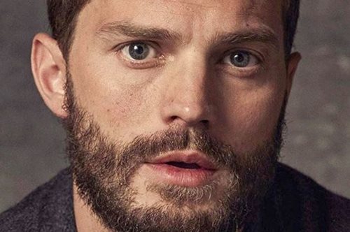 Ο σταρ του «50 Shades Of Grey» άφησε τις κόρες του να τον ντύσουν- Το αποτέλεσμα είναι ξεκαρδιστικό