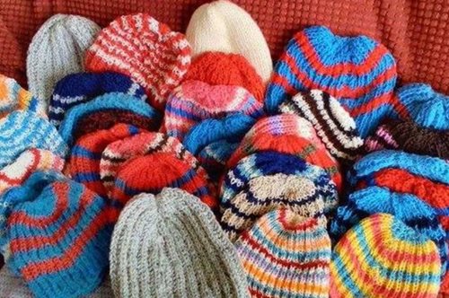 Το συγκινητικό γράμμα μιας 87χρονης γιαγιάς που έπλεξε σκουφάκια για τους πρόσφυγες