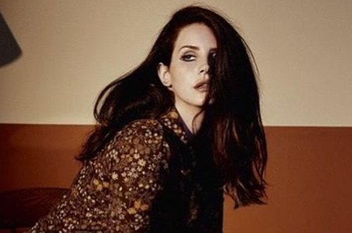 Η Lana Del Rey άλλαξε μόνη της το χρώμα στα μαλλιά της με τον πιο φυσικό τρόπο