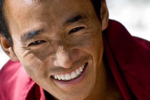 Ποιο είναι το «μυστικό» των Θιβετιανών μοναχών για λευκά δόντια; Το έχετε μες στο σπίτι σας