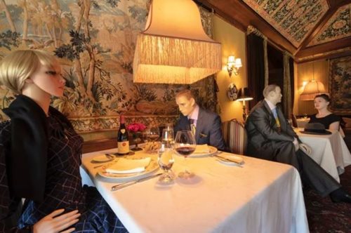 Εστιατόριο με αστέρι Michelin βάζει κούκλες στα άδεια τραπέζια για να κάνουν συντροφιά στους πελάτες