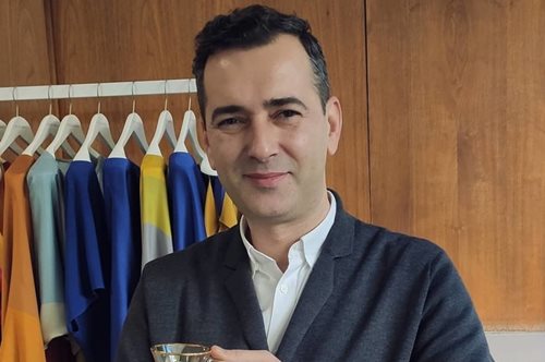 Ο αγνώριστος Άγγελος Μπράτης- Η μεγάλη αλλαγή στην εμφάνισή του