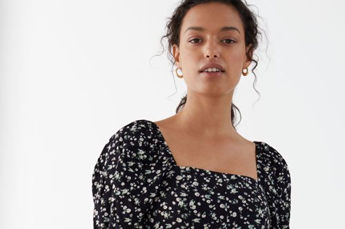 Το bestseller floral φόρεμα από το brand & Other Stories που παραγγέλνουν όλες οι γυναίκες