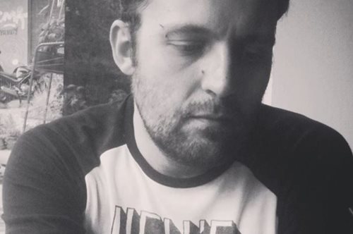 «Όταν είπα στη μάνα μου ότι μ' αρέσουνε τα αγόρια». Η ανάρτηση του Αύγουσου Κορτώ 