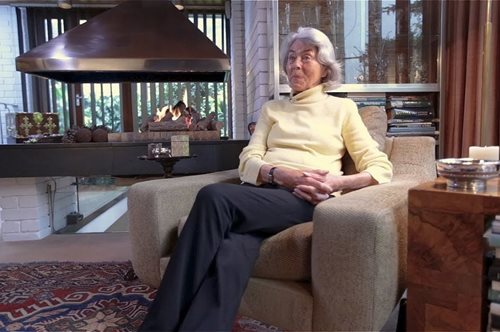 Είπα γεια σας με λένε Odile, δουλεύω στη μπουτίκ σας. Είπε, τώρα θα δουλεύεις σαν μοντέλο μου 