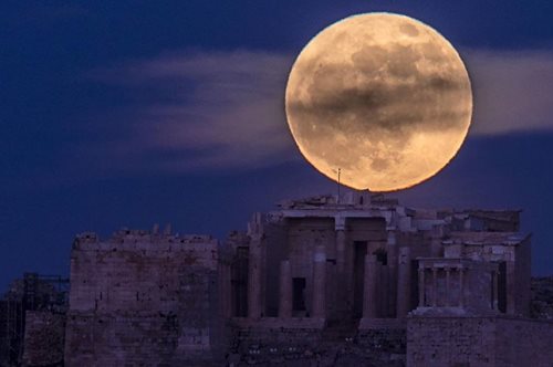 Ένα ολόγιομο φεγγάρι να κρέμεται από πάνω. Η εκληπτική φωτογραφία με την πανσέληνο στην Ακρόπολη