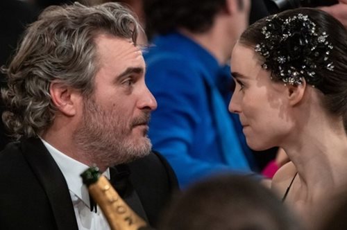 Ο Χοακίν Φίνιξ και η Ρούνεϊ Μάρα περιμένουν το πρώτο τους παιδί