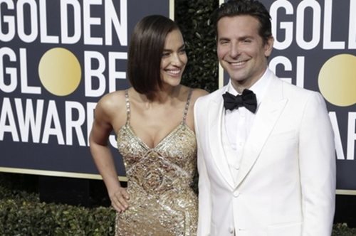 Ο Μπράντλεϊ Κούπερ φοράει τη ροζ στέκα της κόρης του στην κοινή τους βόλτα στη Νέα Υόρκη 