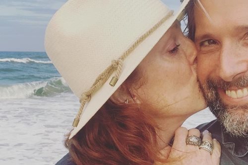 Ο 22χρονος γιος της Τζούλιαν Μουρ, Καλέμπ, είναι τζίντζερ όπως εκείνη και της μοιάζει εξωφρενικά