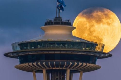 Μαγεύουν οι εικόνες με την τελευταία υπερπανσέληνο του 2020 από όλο τον κόσμο