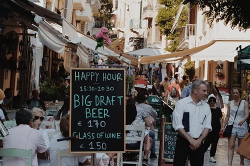 Ανοίγει και πάλι η εστίαση: Τι πρέπει να προσέχουμε όταν τρώμε ή πίνουμε καφέ έξω
