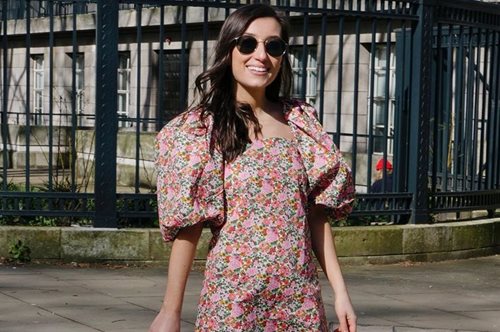 Μα τι γίνεται με αυτή τη μπλούζα από τα H&M που δείχνει τόσο ακριβή δίχως να είναι;