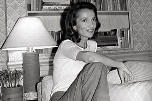 «Είμαι τυχερή που όλοι μιλούν για τη Τζάκι»: Υπερστιλάτη, ανήσυχο πνεύμα, στη σκιά της αδερφής της 