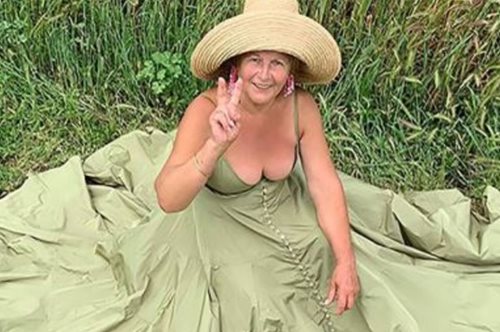 Η Γαλλίδα γιαγιά που μόλις καθιέρωσε το πιο κουλ στυλ πόζας -χωρίς άγχος και υπερπροσπάθεια 