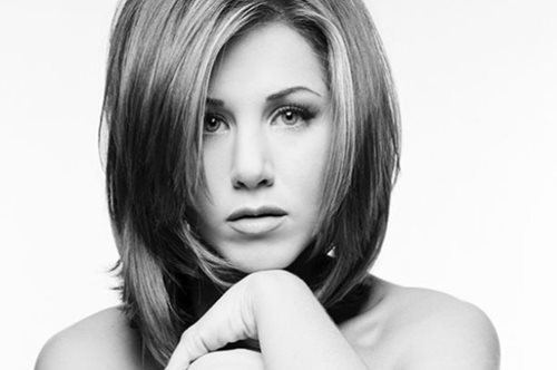 Στο σφυρί πορτρέτα διάσημων καλλιτεχνών για την πανδημία- Μαζί και η γυμνή φωτογραφία της Άνιστον