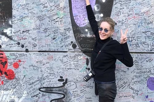 Mε ένα τοσοδούλι, διάφανο και ροζ μπικίνι: H Σάρον Στόουν με μαγιό στην πισίνα του σπιτιού της