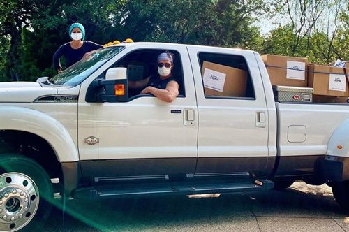 Με ένα φορτηγό και άπειρες κούτες, Ο Μάθιου ΜακΚόναχι μοιράζει μόνος του μάσκες σε όλο το Τέξας