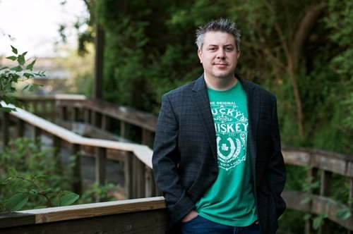 Γνωρίστε τον άντρα που εκπαιδεύει άλλους άντρες στο πώς να αποφύγουν το διαζύγιο