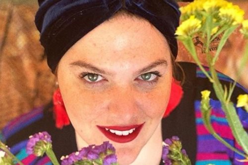 Παρακολουθώντας τη Δανάη Μπάρκα να αλλάζει τα μαλλιά της: Η τελευταία εικόνα της είναι η καλύτερη  