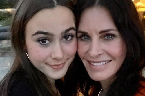 Σαν emo girl: Η κόρη της Κόρτνεϊ Κοξ, Κόκο, δίνει μία πιο νεανική όψη στο βλέμμα της μητέρα της